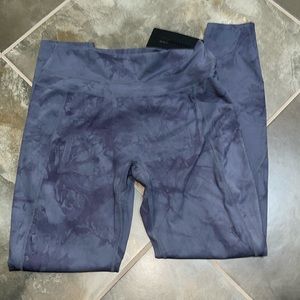 Alphalete surface pocket legging